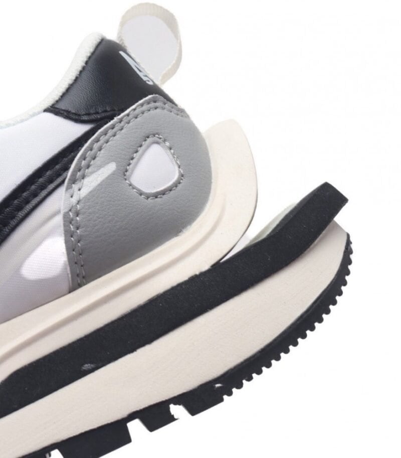 【AT1527】Sacai x Nike vaporWaffle ナイキの Sacai X NIKe VaporWaffle 3.0は、ランウェイでの重要なコラボレーションスポーツシューズです。