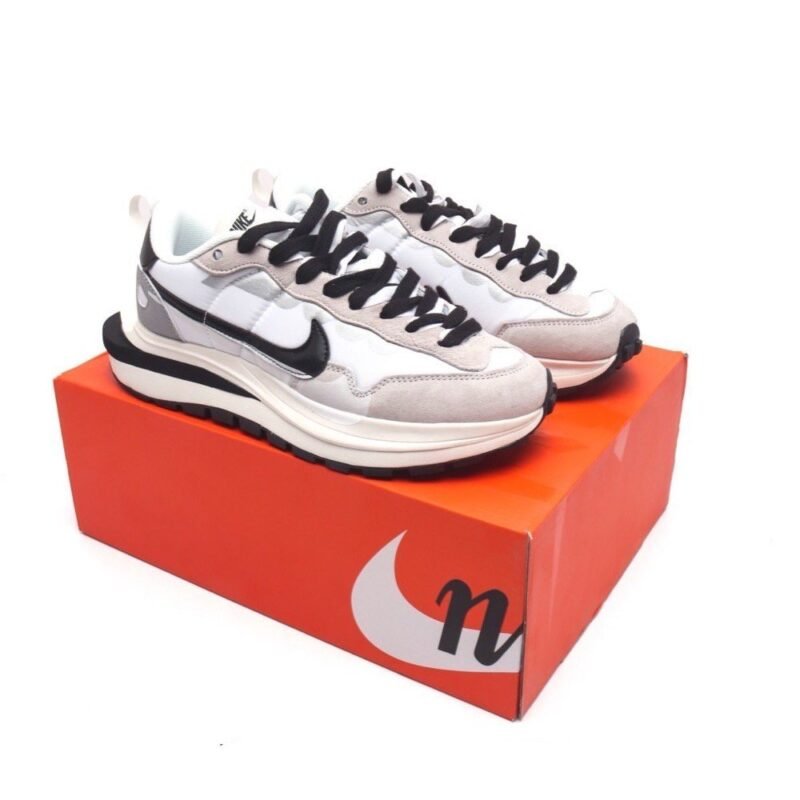 【AT1527】Sacai x Nike vaporWaffle ナイキの Sacai X NIKe VaporWaffle 3.0は、ランウェイでの重要なコラボレーションスポーツシューズです。