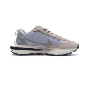 【AT1529】ナイキのSacai X Nike VaporWaffle 3.0は、ランウェイで重要なコラボレーションモデルです。