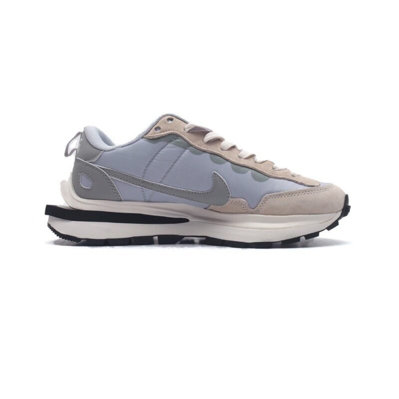 【AT1529】ナイキのSacai X Nike VaporWaffle 3.0は、ランウェイで重要なコラボレーションモデルです。