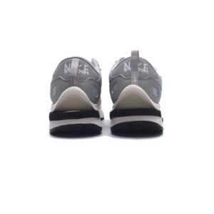 【AT1529】ナイキのSacai X Nike VaporWaffle 3.0は、ランウェイで重要なコラボレーションモデルです。