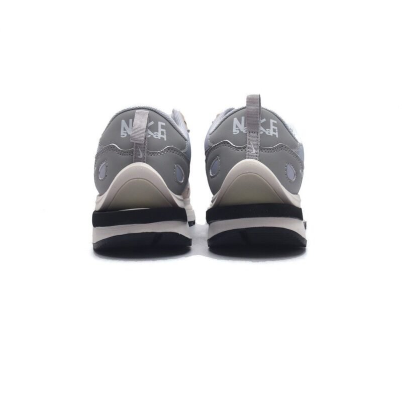 【AT1529】ナイキのSacai X Nike VaporWaffle 3.0は、ランウェイで重要なコラボレーションモデルです。