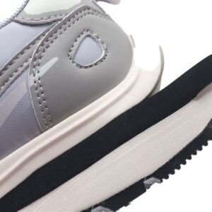 【AT1529】ナイキのSacai X Nike VaporWaffle 3.0は、ランウェイで重要なコラボレーションモデルです。