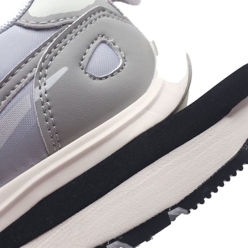 【AT1529】ナイキのSacai X Nike VaporWaffle 3.0は、ランウェイで重要なコラボレーションモデルです。