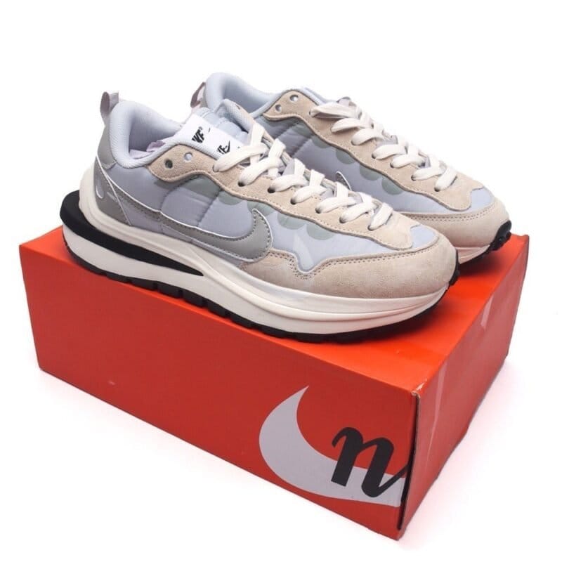 【AT1529】ナイキのSacai X Nike VaporWaffle 3.0は、ランウェイで重要なコラボレーションモデルです。