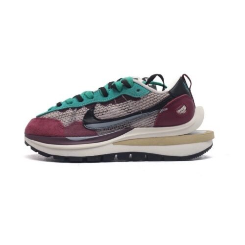 【AT1531】ナイキとサカイのコラボレーション、「Sacai x Nike VaporWaffle」は、ペガサスとVaporFlyという2つのデザイン要素が融合された3.0バージョンのシューズです。