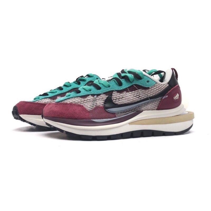 【AT1531】ナイキとサカイのコラボレーション、「Sacai x Nike VaporWaffle」は、ペガサスとVaporFlyという2つのデザイン要素が融合された3.0バージョンのシューズです。