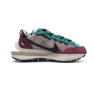 【AT1531】ナイキとサカイのコラボレーション、「Sacai x Nike VaporWaffle」は、ペガサスとVaporFlyという2つのデザイン要素が融合された3.0バージョンのシューズです。