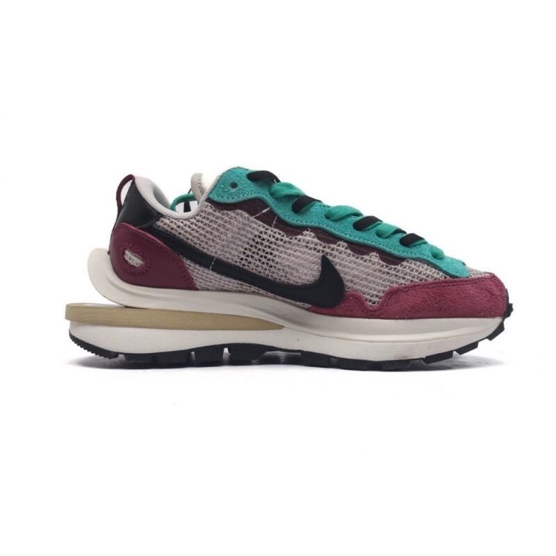 【AT1531】ナイキとサカイのコラボレーション、「Sacai x Nike VaporWaffle」は、ペガサスとVaporFlyという2つのデザイン要素が融合された3.0バージョンのシューズです。