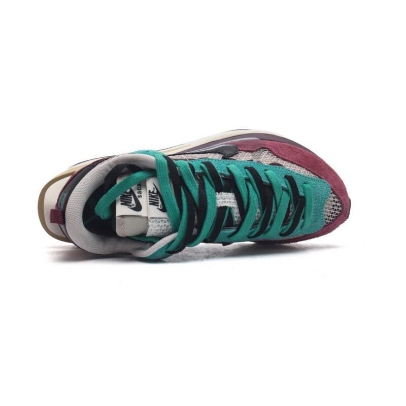 【AT1531】ナイキとサカイのコラボレーション、「Sacai x Nike VaporWaffle」は、ペガサスとVaporFlyという2つのデザイン要素が融合された3.0バージョンのシューズです。