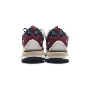 【AT1531】ナイキとサカイのコラボレーション、「Sacai x Nike VaporWaffle」は、ペガサスとVaporFlyという2つのデザイン要素が融合された3.0バージョンのシューズです。