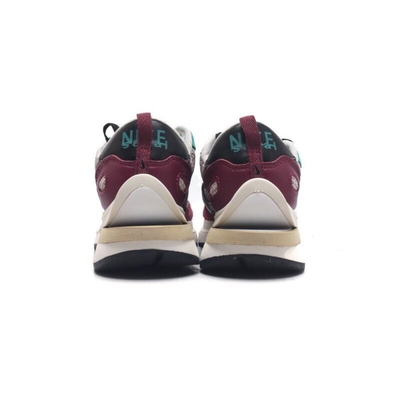 【AT1531】ナイキとサカイのコラボレーション、「Sacai x Nike VaporWaffle」は、ペガサスとVaporFlyという2つのデザイン要素が融合された3.0バージョンのシューズです。