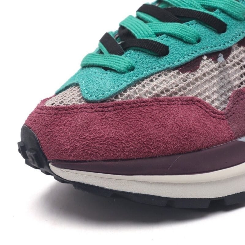 【AT1531】ナイキとサカイのコラボレーション、「Sacai x Nike VaporWaffle」は、ペガサスとVaporFlyという2つのデザイン要素が融合された3.0バージョンのシューズです。