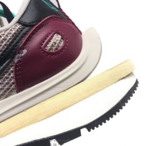【AT1531】ナイキとサカイのコラボレーション、「Sacai x Nike VaporWaffle」は、ペガサスとVaporFlyという2つのデザイン要素が融合された3.0バージョンのシューズです。