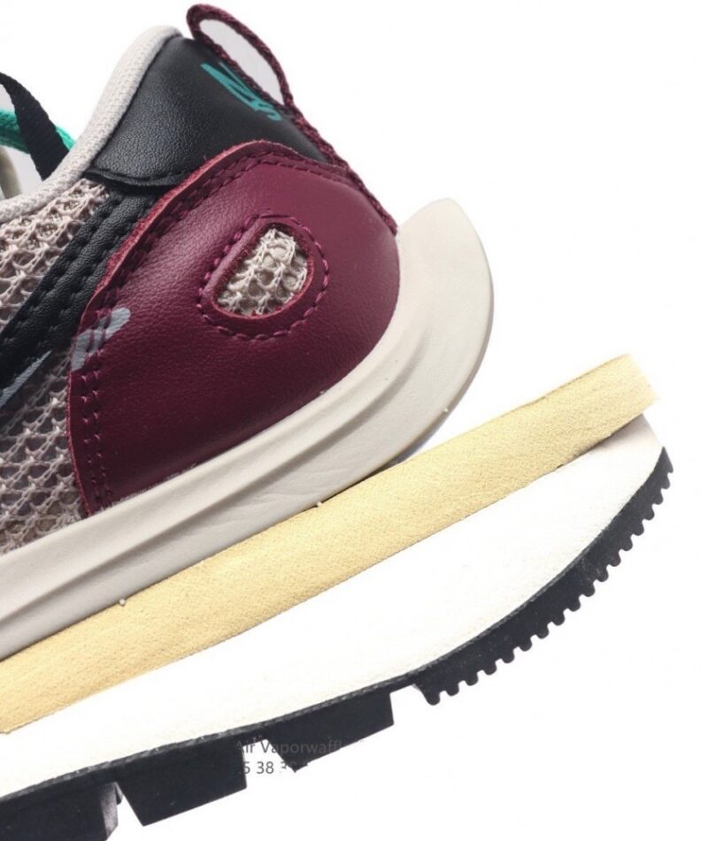【AT1531】ナイキとサカイのコラボレーション、「Sacai x Nike VaporWaffle」は、ペガサスとVaporFlyという2つのデザイン要素が融合された3.0バージョンのシューズです。
