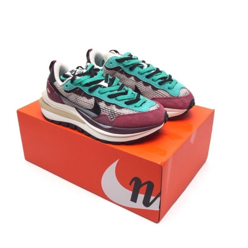 【AT1531】ナイキとサカイのコラボレーション、「Sacai x Nike VaporWaffle」は、ペガサスとVaporFlyという2つのデザイン要素が融合された3.0バージョンのシューズです。