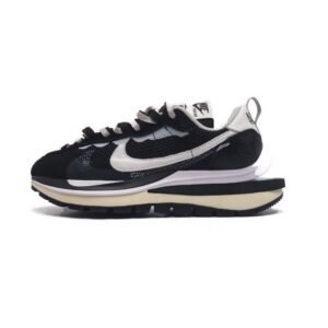 【AT1532】Sacai x Nike vaporWaffle ナイキ×サカイのVaporWaffleコラボレーションは、PegasusとVaporFlyのデザイン要素を共有し、3.0バージョンのシューズを作り上げています。