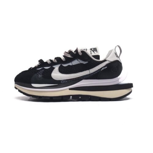 【AT1532】Sacai x Nike vaporWaffle ナイキ×サカイのVaporWaffleコラボレーションは、PegasusとVaporFlyのデザイン要素を共有し、3.0バージョンのシューズを作り上げています。