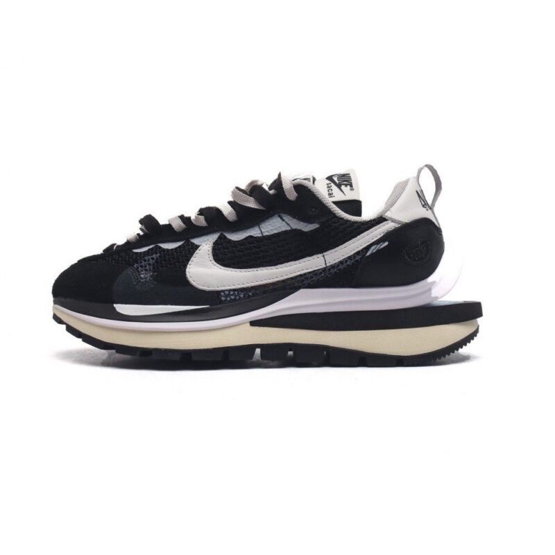 【AT1532】Sacai x Nike vaporWaffle ナイキ×サカイのVaporWaffleコラボレーションは、PegasusとVaporFlyのデザイン要素を共有し、3.0バージョンのシューズを作り上げています。