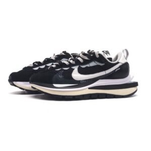 【AT1532】Sacai x Nike vaporWaffle ナイキ×サカイのVaporWaffleコラボレーションは、PegasusとVaporFlyのデザイン要素を共有し、3.0バージョンのシューズを作り上げています。