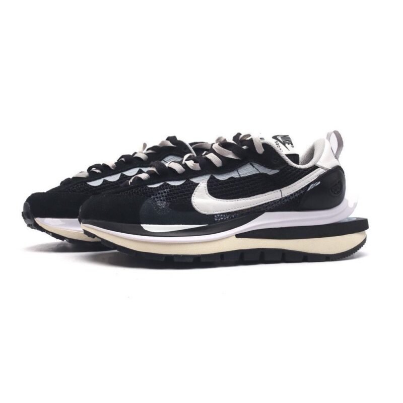 【AT1532】Sacai x Nike vaporWaffle ナイキ×サカイのVaporWaffleコラボレーションは、PegasusとVaporFlyのデザイン要素を共有し、3.0バージョンのシューズを作り上げています。