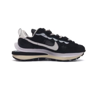 【AT1532】Sacai x Nike vaporWaffle ナイキ×サカイのVaporWaffleコラボレーションは、PegasusとVaporFlyのデザイン要素を共有し、3.0バージョンのシューズを作り上げています。