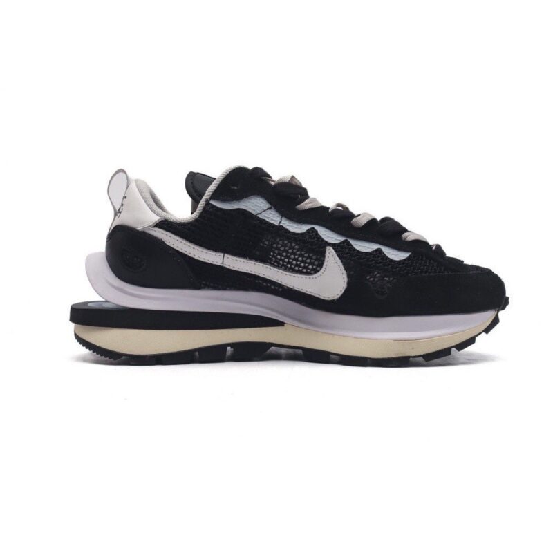 【AT1532】Sacai x Nike vaporWaffle ナイキ×サカイのVaporWaffleコラボレーションは、PegasusとVaporFlyのデザイン要素を共有し、3.0バージョンのシューズを作り上げています。