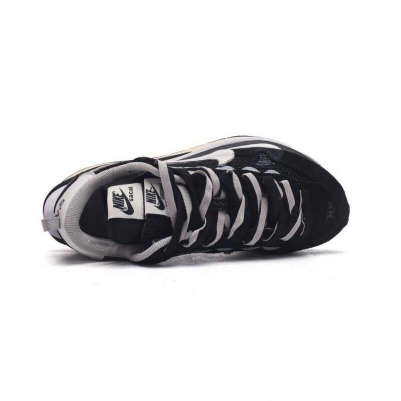 【AT1532】Sacai x Nike vaporWaffle ナイキ×サカイのVaporWaffleコラボレーションは、PegasusとVaporFlyのデザイン要素を共有し、3.0バージョンのシューズを作り上げています。