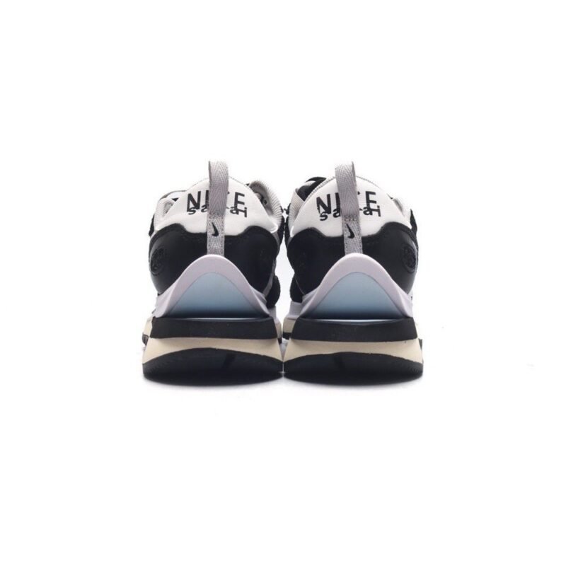 【AT1532】Sacai x Nike vaporWaffle ナイキ×サカイのVaporWaffleコラボレーションは、PegasusとVaporFlyのデザイン要素を共有し、3.0バージョンのシューズを作り上げています。