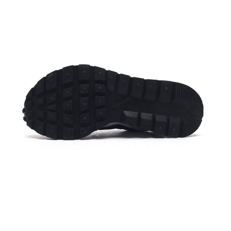 【AT1532】Sacai x Nike vaporWaffle ナイキ×サカイのVaporWaffleコラボレーションは、PegasusとVaporFlyのデザイン要素を共有し、3.0バージョンのシューズを作り上げています。