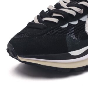 【AT1532】Sacai x Nike vaporWaffle ナイキ×サカイのVaporWaffleコラボレーションは、PegasusとVaporFlyのデザイン要素を共有し、3.0バージョンのシューズを作り上げています。
