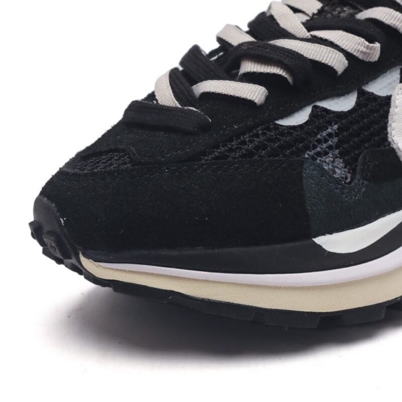 【AT1532】Sacai x Nike vaporWaffle ナイキ×サカイのVaporWaffleコラボレーションは、PegasusとVaporFlyのデザイン要素を共有し、3.0バージョンのシューズを作り上げています。