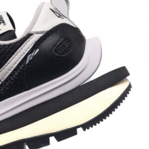 【AT1532】Sacai x Nike vaporWaffle ナイキ×サカイのVaporWaffleコラボレーションは、PegasusとVaporFlyのデザイン要素を共有し、3.0バージョンのシューズを作り上げています。