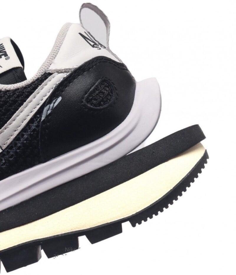 【AT1532】Sacai x Nike vaporWaffle ナイキ×サカイのVaporWaffleコラボレーションは、PegasusとVaporFlyのデザイン要素を共有し、3.0バージョンのシューズを作り上げています。