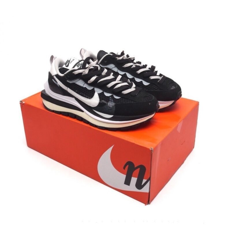 【AT1532】Sacai x Nike vaporWaffle ナイキ×サカイのVaporWaffleコラボレーションは、PegasusとVaporFlyのデザイン要素を共有し、3.0バージョンのシューズを作り上げています。
