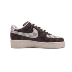 【AT1538】ルイ・ヴィトン×ナイキ エアフォース1ロー Louis Vuitton x Nike Air Force 1 Lowのコラボモデル。ユニバーサルなカジュアルスタイルに厚底とヒールアップ効果を持たせたスポーツシューズ。