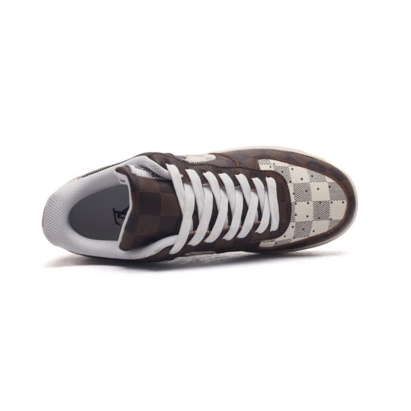 【AT1538】ルイ・ヴィトン×ナイキ エアフォース1ロー Louis Vuitton x Nike Air Force 1 Lowのコラボモデル。ユニバーサルなカジュアルスタイルに厚底とヒールアップ効果を持たせたスポーツシューズ。