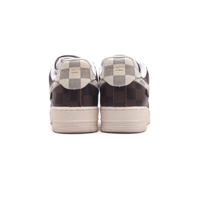 【AT1538】ルイ・ヴィトン×ナイキ エアフォース1ロー Louis Vuitton x Nike Air Force 1 Lowのコラボモデル。ユニバーサルなカジュアルスタイルに厚底とヒールアップ効果を持たせたスポーツシューズ。