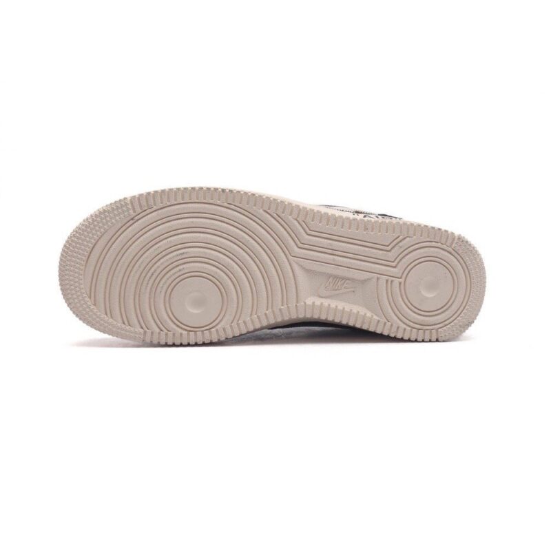 【AT1538】ルイ・ヴィトン×ナイキ エアフォース1ロー Louis Vuitton x Nike Air Force 1 Lowのコラボモデル。ユニバーサルなカジュアルスタイルに厚底とヒールアップ効果を持たせたスポーツシューズ。