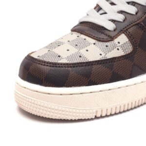 【AT1538】ルイ・ヴィトン×ナイキ エアフォース1ロー Louis Vuitton x Nike Air Force 1 Lowのコラボモデル。ユニバーサルなカジュアルスタイルに厚底とヒールアップ効果を持たせたスポーツシューズ。