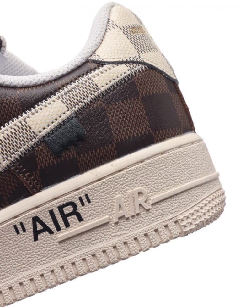 【AT1538】ルイ・ヴィトン×ナイキ エアフォース1ロー Louis Vuitton x Nike Air Force 1 Lowのコラボモデル。ユニバーサルなカジュアルスタイルに厚底とヒールアップ効果を持たせたスポーツシューズ。