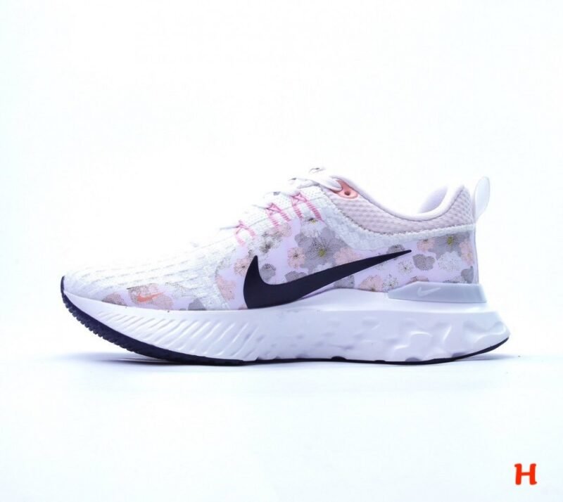 【AT1541】Nike REACT INFINITY RUN FK 3の新しいカラーバリエーション（全9種類）は、ランニング目標を達成するのに役立つ、テスト済みのランニングシューズです。
