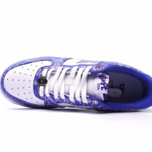 【AT1542】A Bathing Ape（ア ベイシング エイプ）/ BAPE（ベイプ）のメンズ・レディースのスポーツシューズは、復古的なスニーカーで、アップグレードされたオリジナルの足型やデータに基づいて開発されています。超柔らかいレザー素材のアッパーを採用し、全足にエアソールクッションを内蔵しています