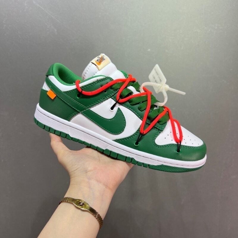 【AT1573】Midnight Blue/Yellow"のOff-White™x Nike Dunk Low Leather ナパレザーを採用した二層仕様のシューズ素材、一体型のつま先補強なしで足触りが非常に優れています。正しいかかとの反カーブ、パイホンウエヴェンタングに触れれば、インソールにはクッション入りラバーとSoleエアクッション機構が備わっています。