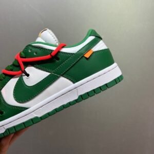 【AT1573】Midnight Blue/Yellow"のOff-White™x Nike Dunk Low Leather ナパレザーを採用した二層仕様のシューズ素材、一体型のつま先補強なしで足触りが非常に優れています。正しいかかとの反カーブ、パイホンウエヴェンタングに触れれば、インソールにはクッション入りラバーとSoleエアクッション機構が備わっています。