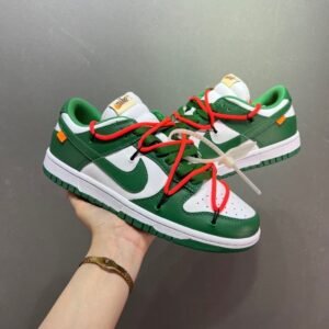 【AT1573】Midnight Blue/Yellow"のOff-White™x Nike Dunk Low Leather ナパレザーを採用した二層仕様のシューズ素材、一体型のつま先補強なしで足触りが非常に優れています。正しいかかとの反カーブ、パイホンウエヴェンタングに触れれば、インソールにはクッション入りラバーとSoleエアクッション機構が備わっています。
