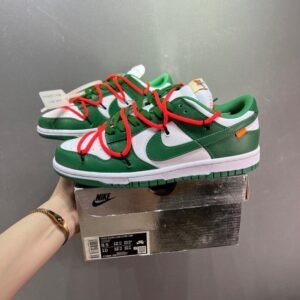 【AT1573】Midnight Blue/Yellow"のOff-White™x Nike Dunk Low Leather ナパレザーを採用した二層仕様のシューズ素材、一体型のつま先補強なしで足触りが非常に優れています。正しいかかとの反カーブ、パイホンウエヴェンタングに触れれば、インソールにはクッション入りラバーとSoleエアクッション機構が備わっています。