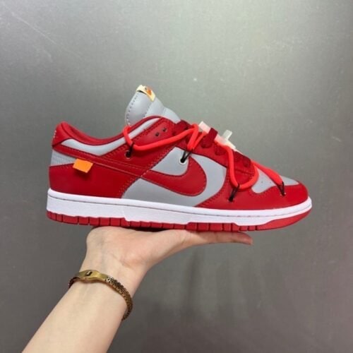 【AT1574】Off-White™x Nike Dunk Low Leather"Midnight Blue/Yellow ナパ素材のアッパーを使用し、一体型のつま先補強がないため、履き心地が非常に良いです。正確なヒールカウンター曲線、百宏織りのタグ、ミッドソールの布に正確な印刷が施されています。インソールには衝撃を和らげるラテックスとSoleのエアクッション装置が備わっています。