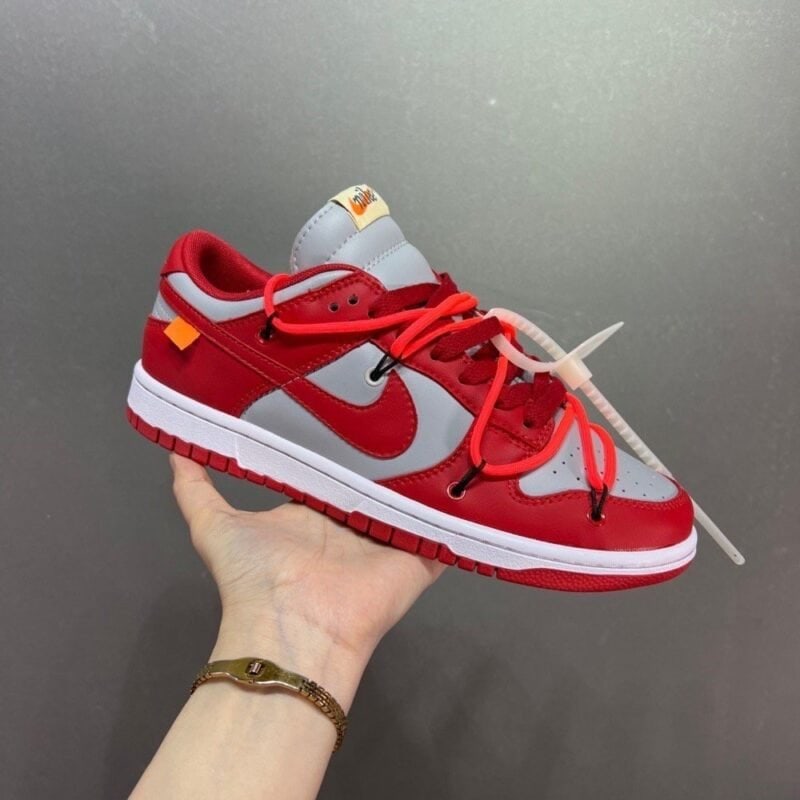 【AT1574】Off-White™x Nike Dunk Low Leather"Midnight Blue/Yellow ナパ素材のアッパーを使用し、一体型のつま先補強がないため、履き心地が非常に良いです。正確なヒールカウンター曲線、百宏織りのタグ、ミッドソールの布に正確な印刷が施されています。インソールには衝撃を和らげるラテックスとSoleのエアクッション装置が備わっています。