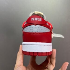 【AT1574】Off-White™x Nike Dunk Low Leather"Midnight Blue/Yellow ナパ素材のアッパーを使用し、一体型のつま先補強がないため、履き心地が非常に良いです。正確なヒールカウンター曲線、百宏織りのタグ、ミッドソールの布に正確な印刷が施されています。インソールには衝撃を和らげるラテックスとSoleのエアクッション装置が備わっています。